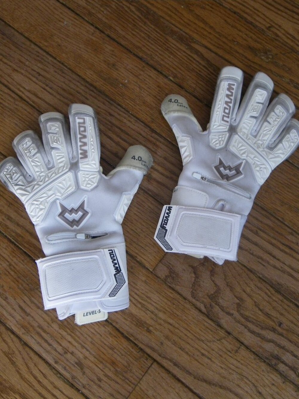 Teen’s Adult’s Unisex NCAAM Wolf Level 5 Match Soccer Gloves 4mm Latex
